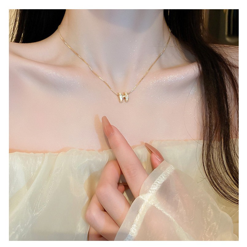 【จัดส่งจากกรุงเทพ】H สร้อยคอผู้หญิงสไตล์ร้อนหรูหรา niche อารมณ์ high-end สีไม่ซีดจาง clavicle CHAIN ​​อุปกรณ์เสริม