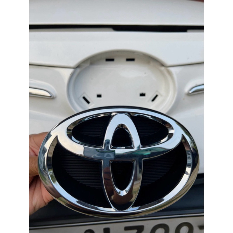 แท้ศูนย์ โลโก้ กระจังหน้า YARIS ATIV 5 ประตู 2017-2020, VIOS 2013-2020 ขนาด 15x10cm (UEC-90975-T2008)