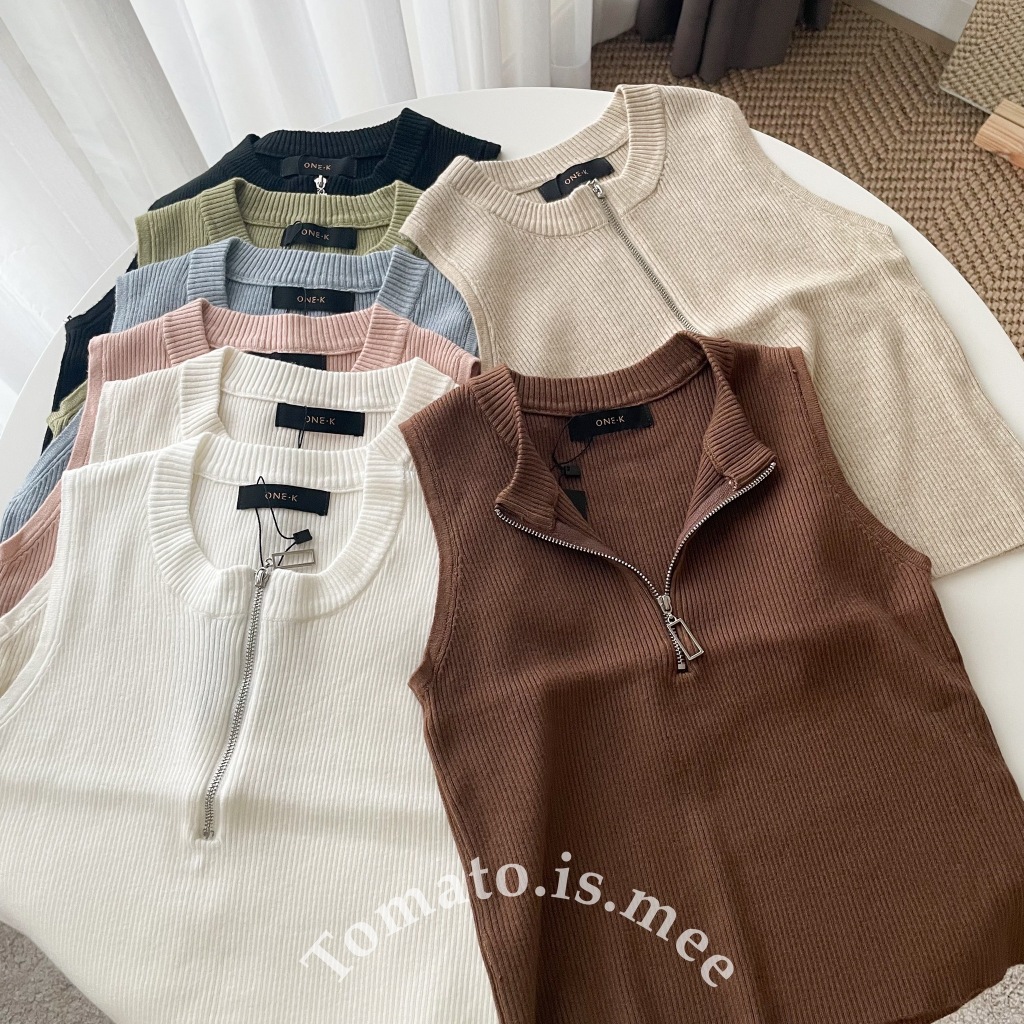 เสื้อไหมพรมคอกลม ผ้าร่องเล็ก แขนกุด มีซิปด้านหน้า ทรงครอป ผ้าไหมพรมไม่หนา สไตล์เกาหลี พร้อมส่ง!!! (SY23153)