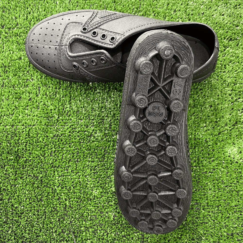 โมกิ รองเท้าพื้นปุ่มในตำนาน ใส่กรีดยาง เดินสวน ขึ้นภูเขา ลุยน้ำ ลงโคลน