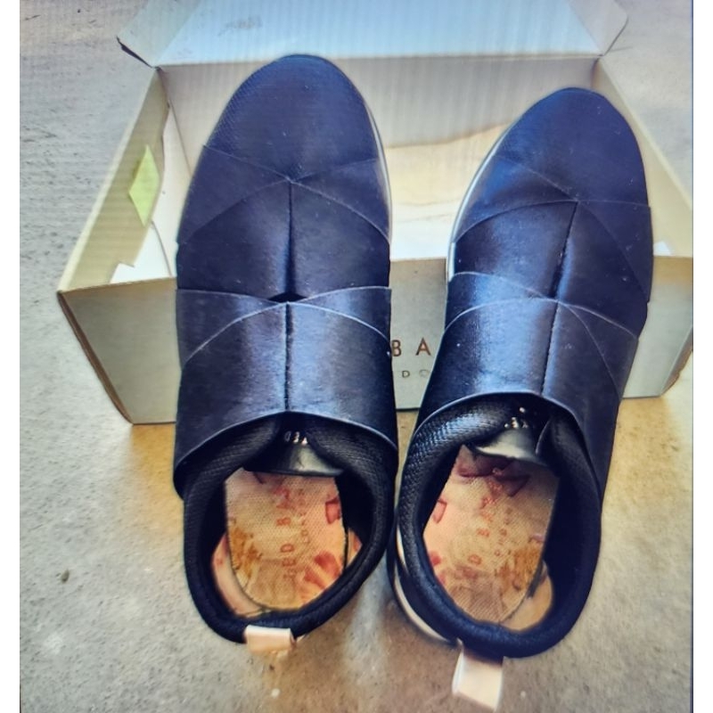 รองเท้า Ted Baker London เหมาะสำหรับใส่ลำลอง