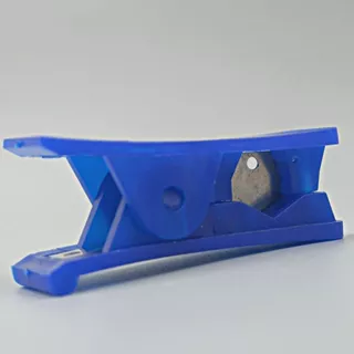 กรรไกรตัดท่อ PE (Tube Cutter) ใบมีดคม ใช้ตัดท่อพลาสติกอ่อน ท่อ PE ขนาด 2 หุน หรือ 3 หุน หน้าตัดเรียบ ใช้งานง่าย
