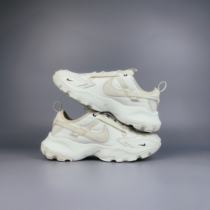 รองเท้ามือสอง Nike TC 7900 ของแท้𝟭𝟬𝟬%  ▫️𝗦𝗶𝘇𝗲 : 38.5𝗲𝘂 |  24.5𝗰𝗺