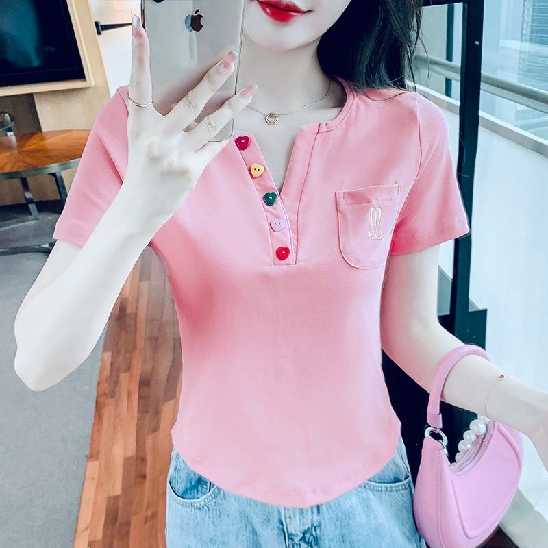 ps-มาใหม่เสื้อยืดแขนสั้นคอวีแต่งด้วยกระดุมสี5เม็ดพร้อมกระเป๋าปักลาย1ใบ ทรงเสื้อแต่งเว้า สุดฮิตสไตล์เกาหลี น่ารักๆผ้านุ่ม