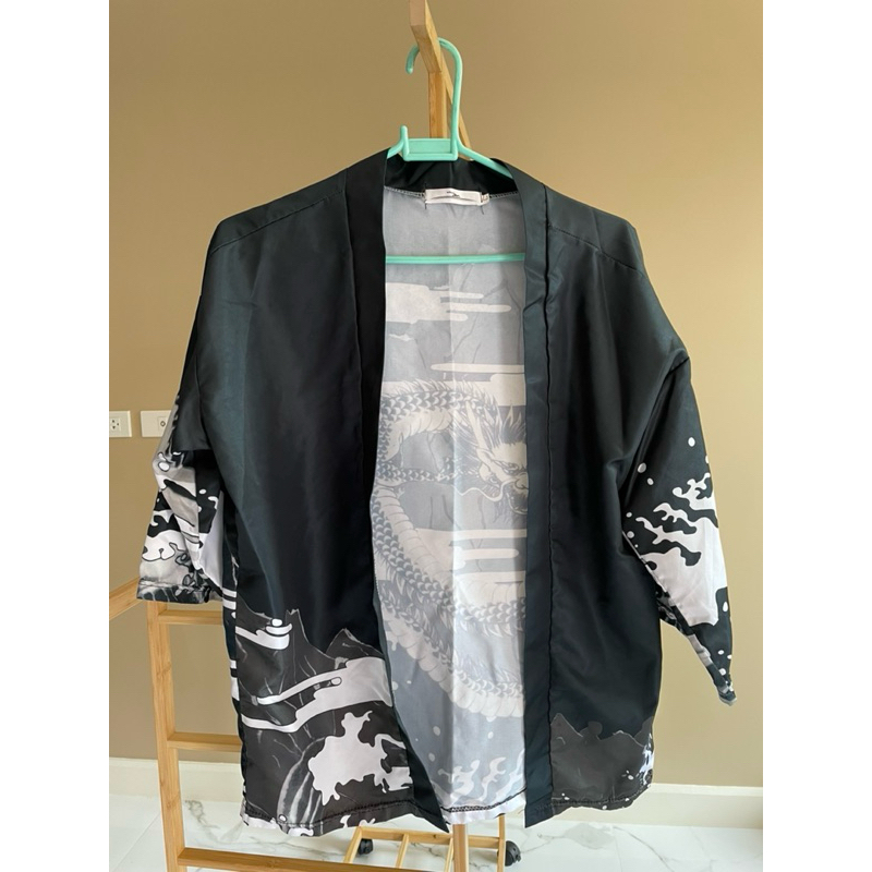 ❤️‍🔥สินค้ามือสองราคาถูก❤️‍🔥สภาพ98%❤️‍🔥เสื้อคลุม แขนกิโมโน ลายมังกร สีขาวดำ dragon printed second hand men kimono coat