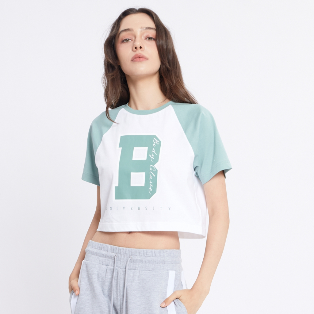 BODY GLOVE Women’s SC University Cropped T-Shirt 2024 เสื้อยืดครอปแขนสั้น ลาย B