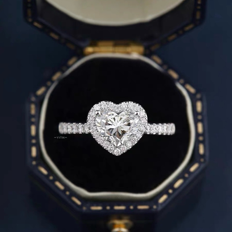 แหวนเพชรโมอีสรูปหัวใจ 1 กะรัต ตัวเรือนเงิน92.5% ชุบทองคำขาว พร้อมใบเซอร์GRA(D2027)