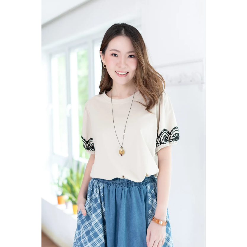 Narinari : NT2472 Embroidered Sleeve Top เสื้อยืดนิ่ม แต่งลายปักแขน