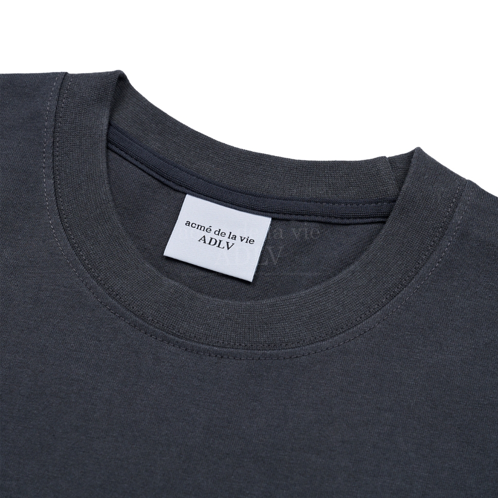 ADLV [acme de la vie] เสื้อยืด Oversize รุ่น Embossing Script Logo Short Sleeve T-Shirt Grey