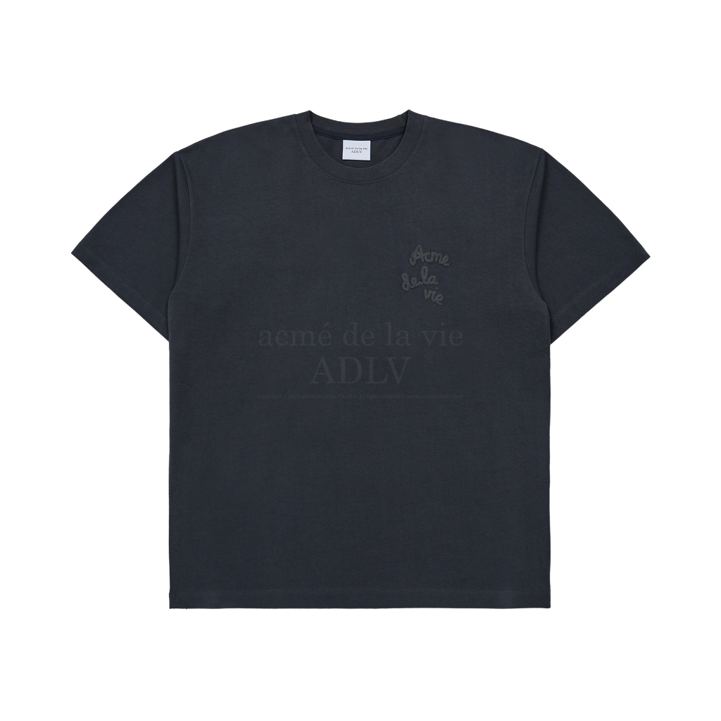 ADLV [acme de la vie] เสื้อยืด Oversize รุ่น Embossing Script Logo Short Sleeve T-Shirt Grey