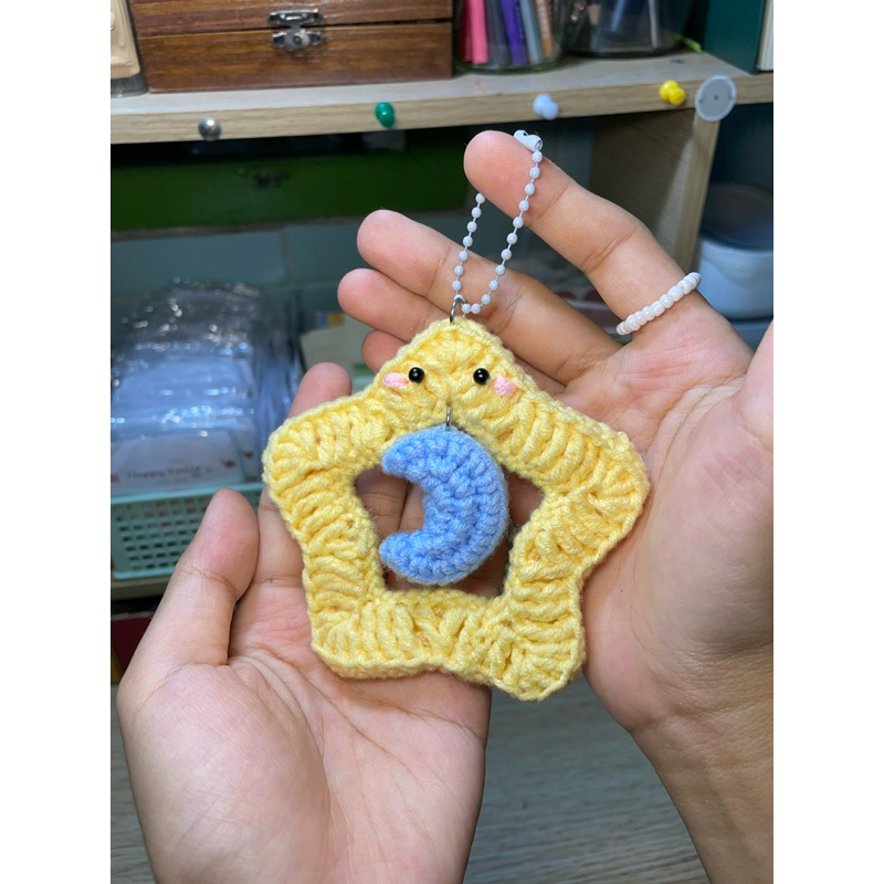 Big star with mini moon crochet พวงกุญแจน้องดาวกับพระจันทร์จิ๋ว (กำหนดสีดาวเเละพระจันทร์เองได้)