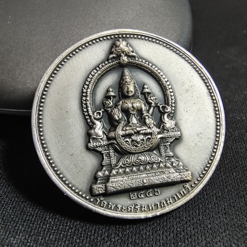 เหรียญพระแม่อุมาเทวี พระแม่ลักษมี วัดแขกสีลม  ปี 2556 เนื้อเงิน ขนาด 3cm.