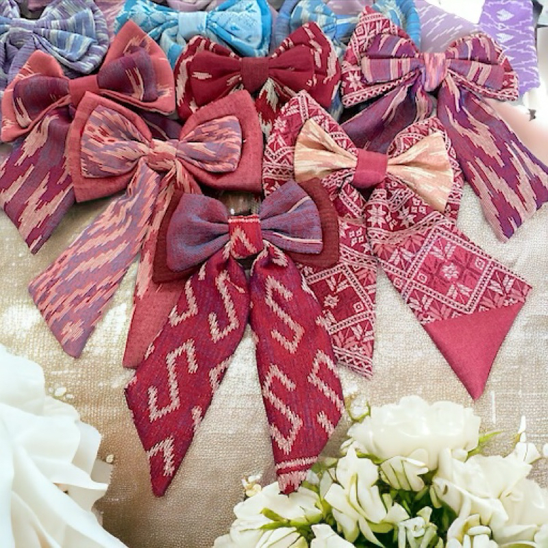 กิ๊บผ้าไทย กิ๊บติดผมผ้าไทย โบว์ลายไทย โบว์ผ้าไทย กิ๊บติดผม ( ติดเกสรมุกทุกชิ้น) 📌พร้อมส่งยางมัดผม กิ๊บติดผมลายไทย - รูปที่ 4