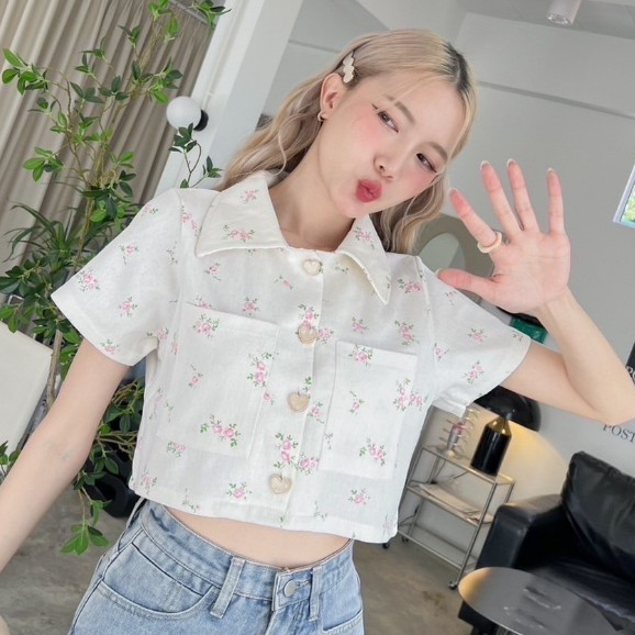 เสื้อเชิ้ตคอปก ครอปแขนสั้น ผ้ายีนส์ ลายดอกไม้ ระดุมทองหัวใจ