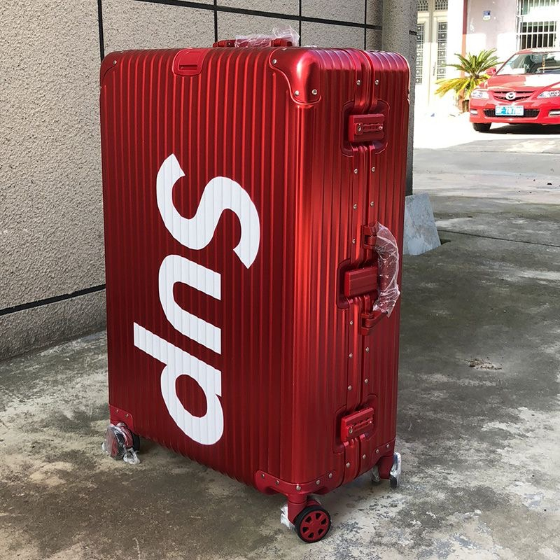 supreme กระเป๋าเดินทางสีแดง สวยมากๆ