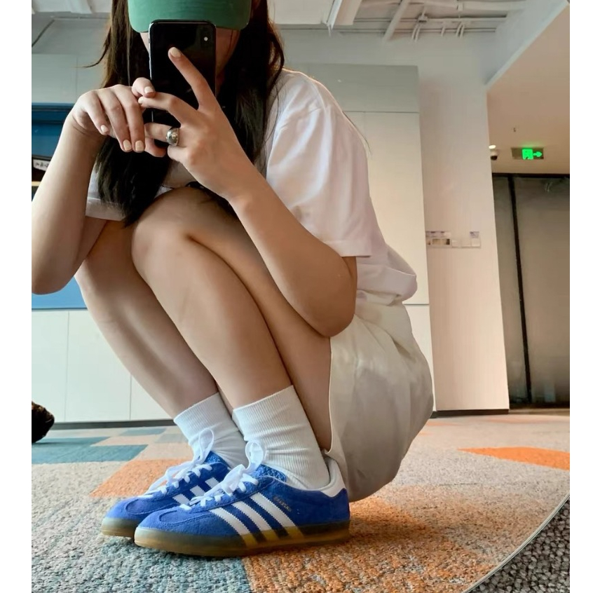 ของแท้ 100% adidas Originals Gazelle Indoor Blue Fusion Gum HQ8717 Sneaker รองเท้าผู้ชายและผู้หญิง
