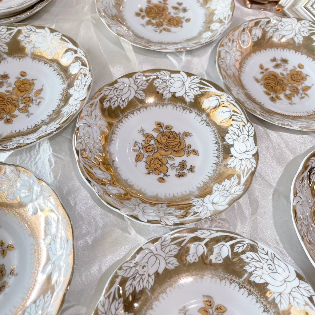 จานรอง ขาวทอง สวยหรู ใช้เป็นจานเเบ่งขนมได้ค่ะ สวยใหม่ ขนาด W 11.5 cm  H 3 cm