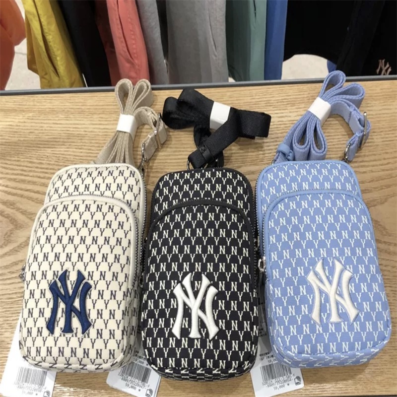 [ของแท้ 100%]MLB ผู้ชายและผู้หญิงโทรศัพท์มือถือกระเป๋าสะพายกระเป๋าสะพาย NY ย้อนยุคดอกไม้เก่าเต็มพิมพ์โลโก้ปักกระเป