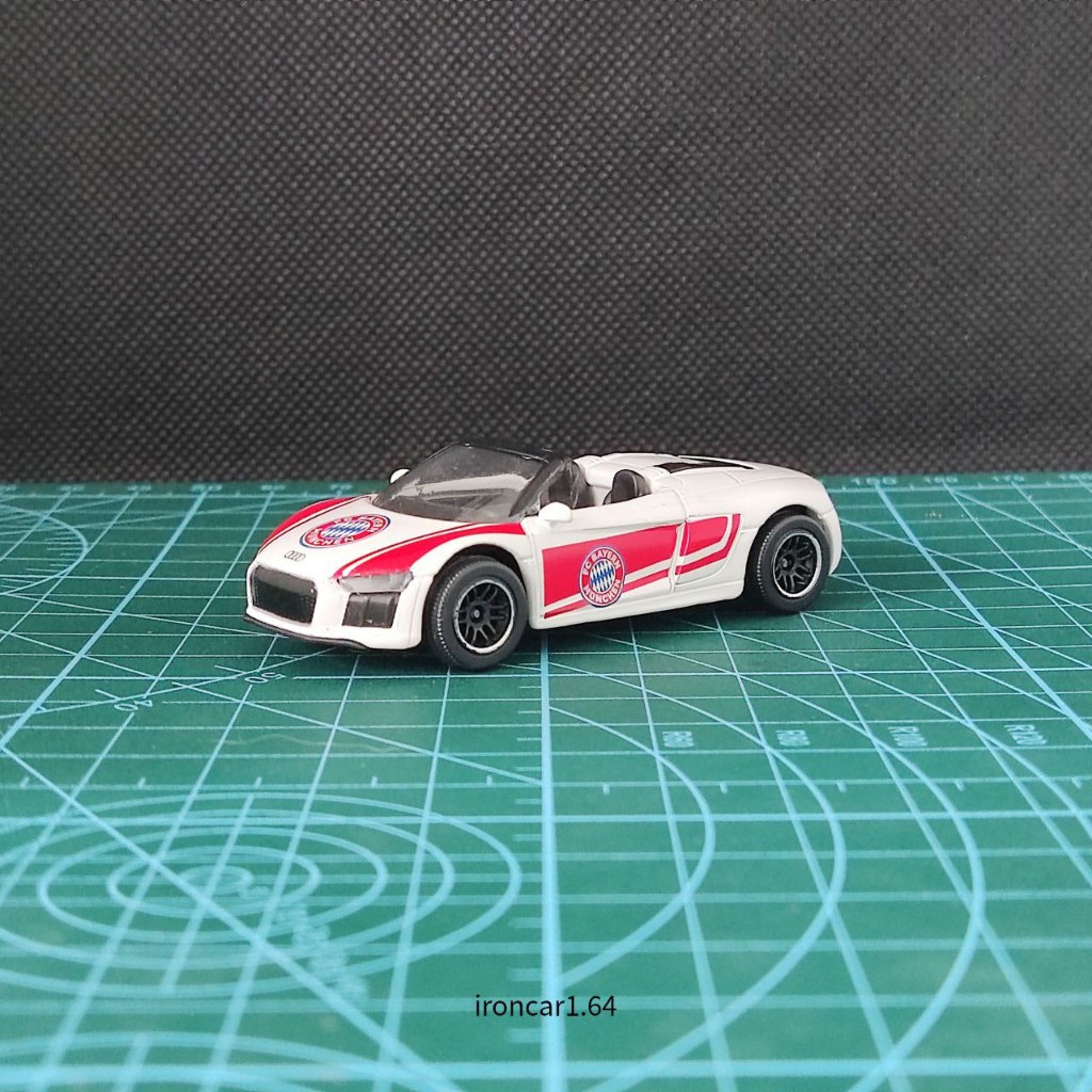 โมเดลรถ majorette audi R8 spyder สีขาว ลายทีมฟุตบอลบาเยิร์น