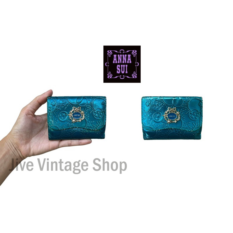 ANNA SUI กระเป๋าสตางค์ใบสั้น 3 พับ ขนาดเล็กกระทัดรัด หนังแก้วปั๊มลาย สีฟ้าน้ำทะเล มีโลโก้ด้านหน้า มื