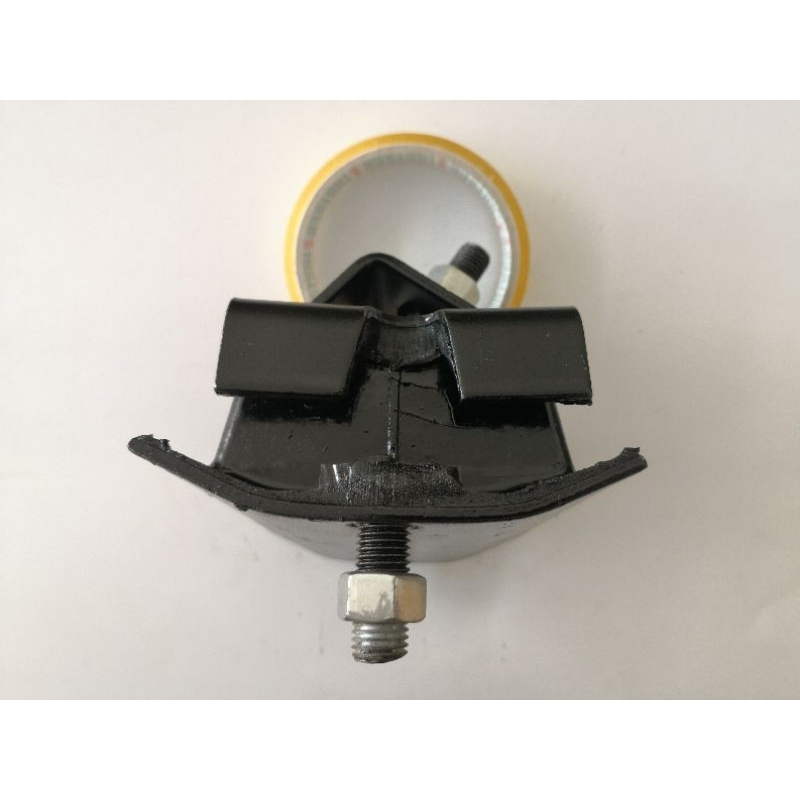 แท่นเครื่องหลัง​ ฮี​โน่​  KT920 , KT925 , KL  สามน็อต​(โค้ง)​  (12035-1960)