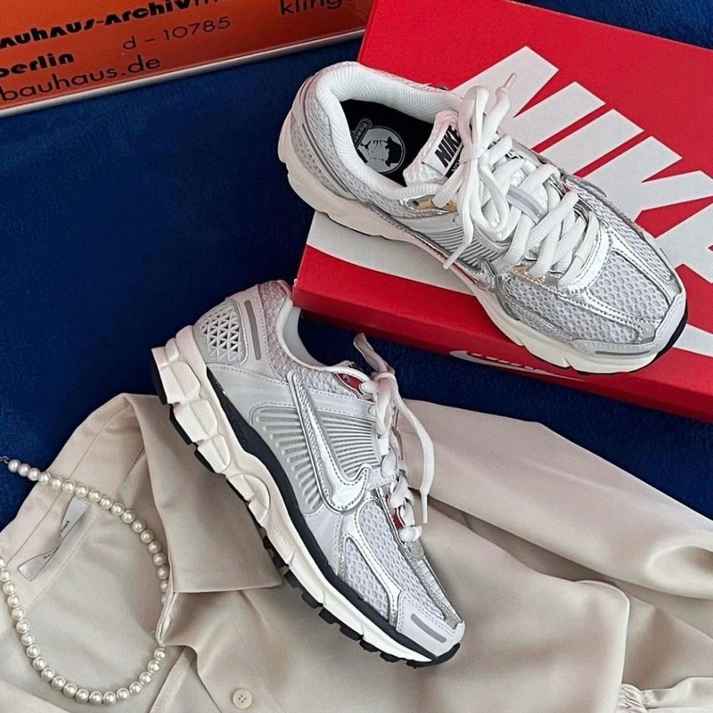 Nike W Zoom Vomero 5 Photon Dust and Metallic Silver แท้ 100%