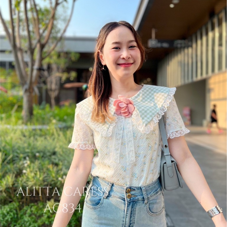 ALITTA CARESS AC834 เสื้อแขนสั้น ปกแต่งระบายลูกไม้ เนื้อผ้าเกรดดี งานตัดเย็บดีมาก แต่งโบว์ดอกไม้