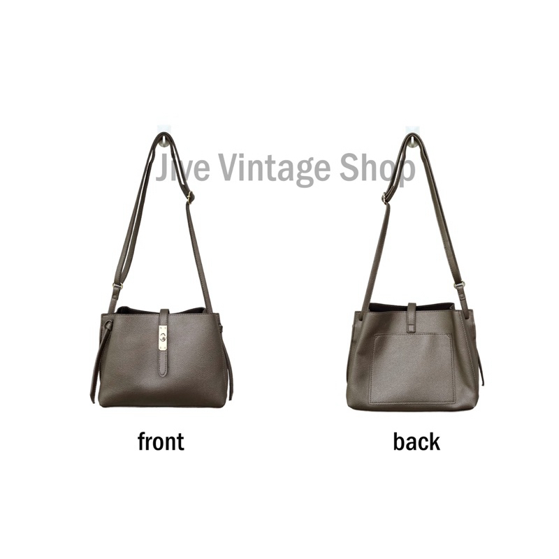 กระเป๋าสะพาย แบรนด์ grove สี etoupe เนื้อ metallic ใช้เป็น crossbody / shoulder bag สไตล์ minimal มือสองจากตู้ญี่ปุ่น