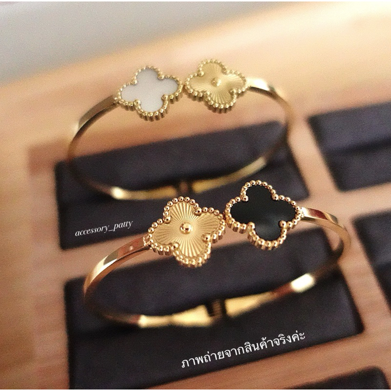 ✨🍀กำไลใบโคลเวอร์ รุ่นเปิดสปริง(เปิดใส่ง่ายค่ะ) แต่งดีเทลกลีบดอกสีทองตัดโทนสีดำ และสีขาวเปลือกมุกค่ะ✨