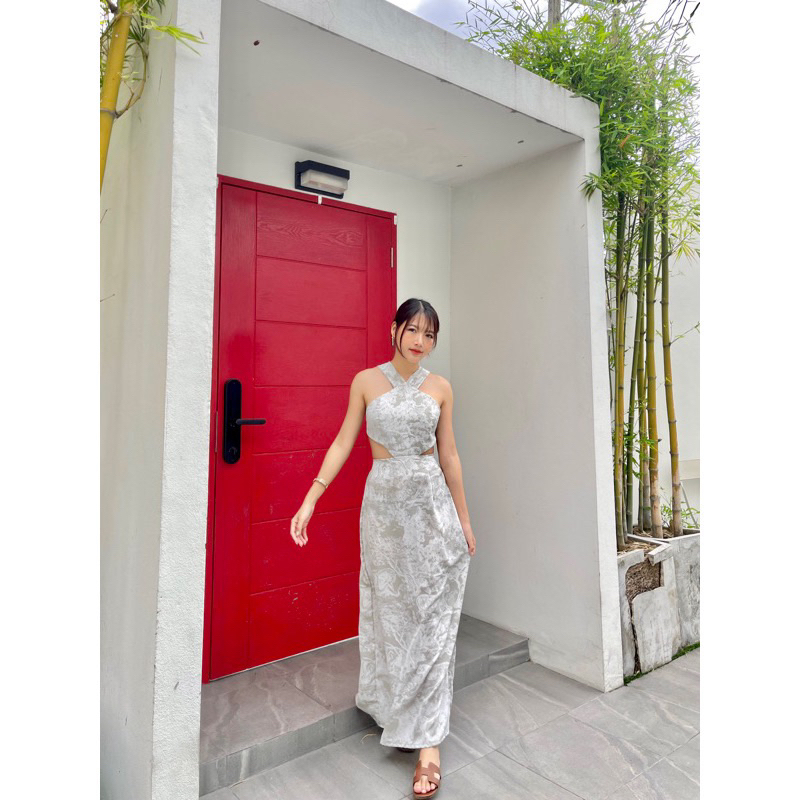 [New] เดรสยาว เว้าเอว ผูกโบว์หลัง ผ้าลายปริ้นน่ารักมาก สีเทาอ่อน ร้าน Me.Instyle ชุดไปทะเล