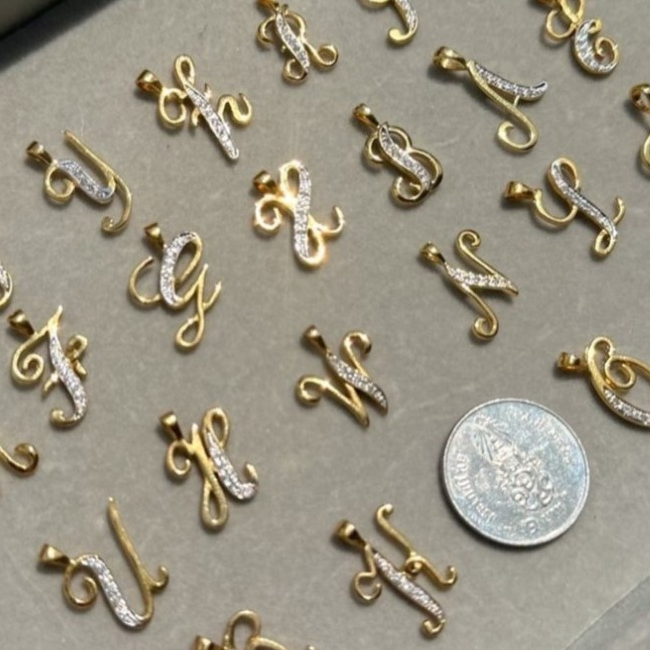 Happy Jewelry จี้ตัวเขียนภาษาอังกฤษ จี้ตัวอักษร สร้อยอิตาลีแท้ เพชรแท้ ทอง9K 37.5%