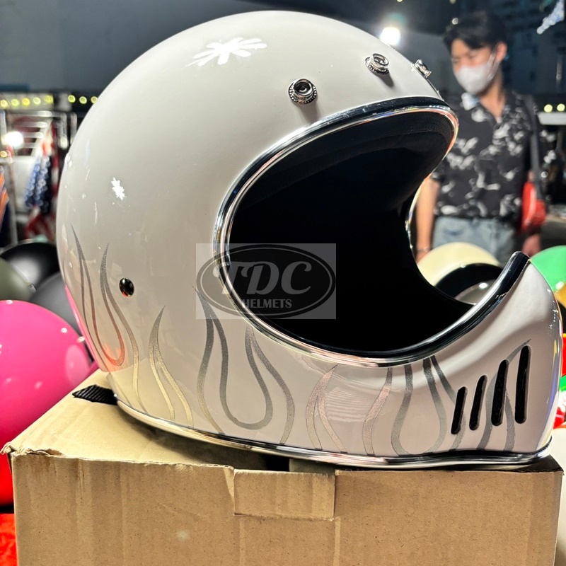 TDCHELMET หมวกกันน็อควินเทจทรง MOTO สีขาวลายไฟ เลือกไซส์ได้