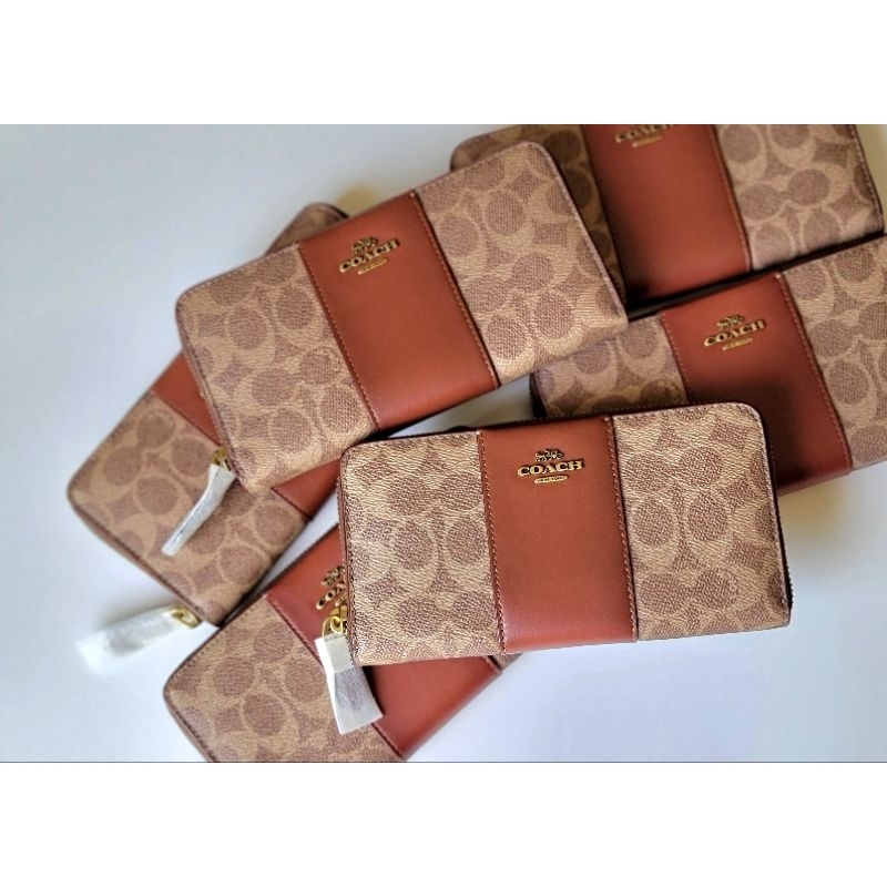 รอบราคาดีที่สุด กระเป๋าเงินใบยาว Coach Accordion Zip Wallet In Signature
