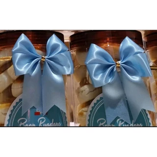 โบว์ติดของขวัญตกแต่งสินค้า ใช้ริบบิ้นขนาด 22MM ขนาดตัวโบว์ 6 cm x 6.5cm บรรจุกล่องละ 50 ชิ้น