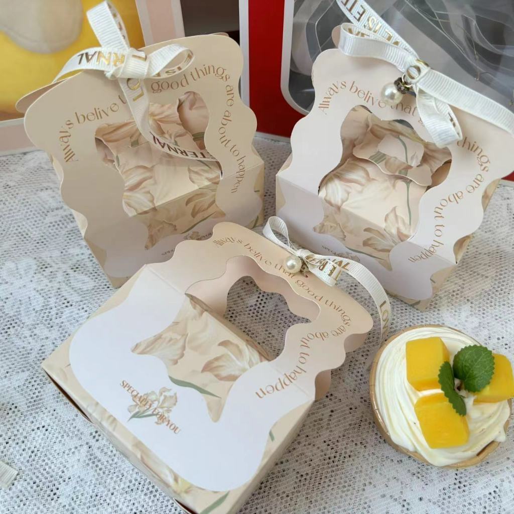 🐹สินค้าพร้อมส่ง🐹 กล่องกระดาษ กล่องของขวัญ ของชำร่วย ลายดอกไม้สีครีม สินค้าพร้อมส่ง