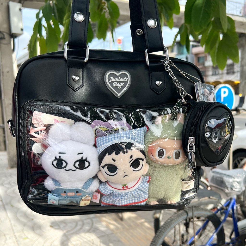 (พร้อมส่ง) กระเป๋าไปคอนเสิร์ต กระเป๋าโชว์ตุ๊กตาของ สะพายได้ 2 แบบ – ร้านไทย ราคา ถูกที่สุด ดีลบีเคเค แกลเลอรีภาพที่ 4