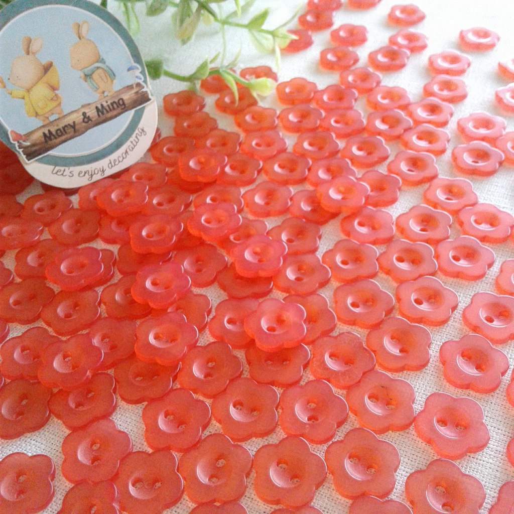 กระดุมพลาสติค เนื้อแมท รูปดอกไม้ สีแดง ขนาด 14 มิล ชุด 6 เม็ด 23 บาท