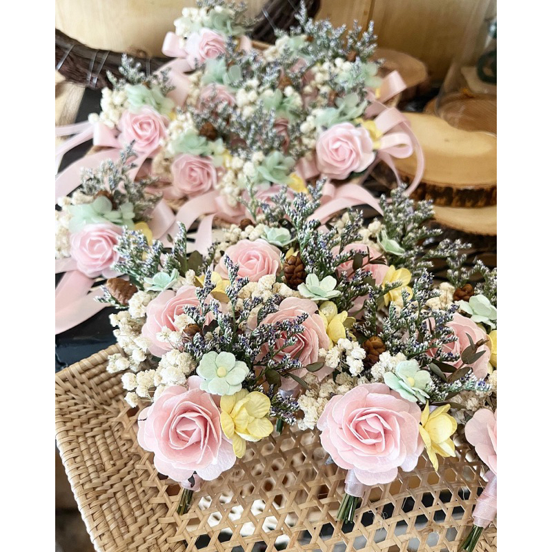 ดอกไม้ผูกข้อมือ และเข็มกลัดดอกไม้โทนสีพาสเทล