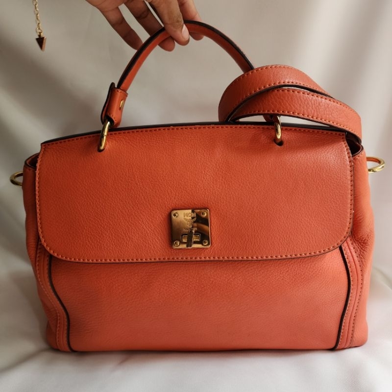 กระเป๋ามือสอง - MCM หนังนิ่ม สีส้มพีช สภาพสวย แท้1️⃣0️⃣0️⃣