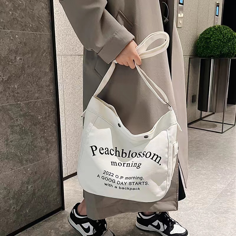 กระเป๋าสะพายข้างผ้าแคนวาสใส่ของได้เยอะมี 3 สีให้เลือก bag800