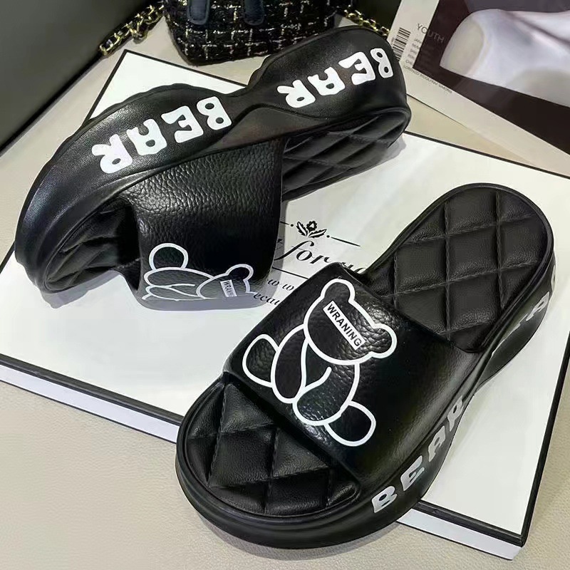Luckkyshoes ใหม่ รองเท้าแตะแฟชั่นเอาใจสาวๆสายหวาน ทรงสวมสกรีนลายน้องหมีสุดน่ารัก ตัวพื้นดีเทลมาดูดีมาก เป็นฟิลลายคล้ายหน