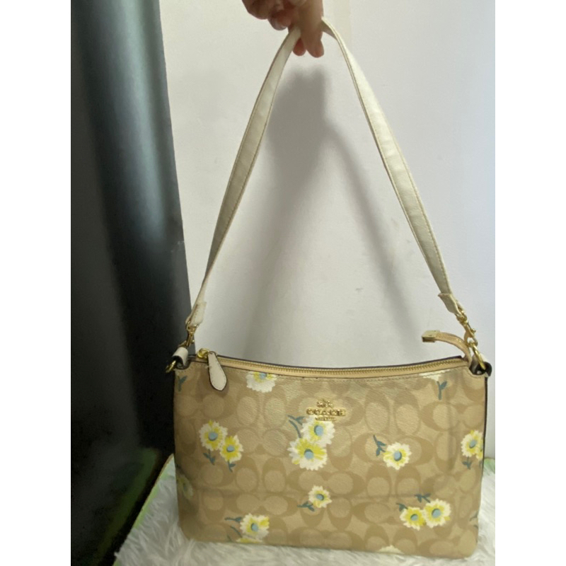 กระเป๋า Coach สะพายไหล่สีครีมลายดอก