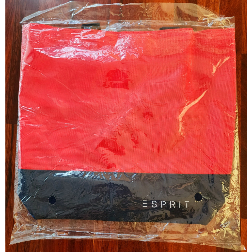 กระเป๋าผ้า Esprit สีแดง ขนาด 15 x 14 x 3.5 นิ้ว มีกระดุมแป็กปิดปากกระเป๋า ของใหม่ ซีลพลาสติก