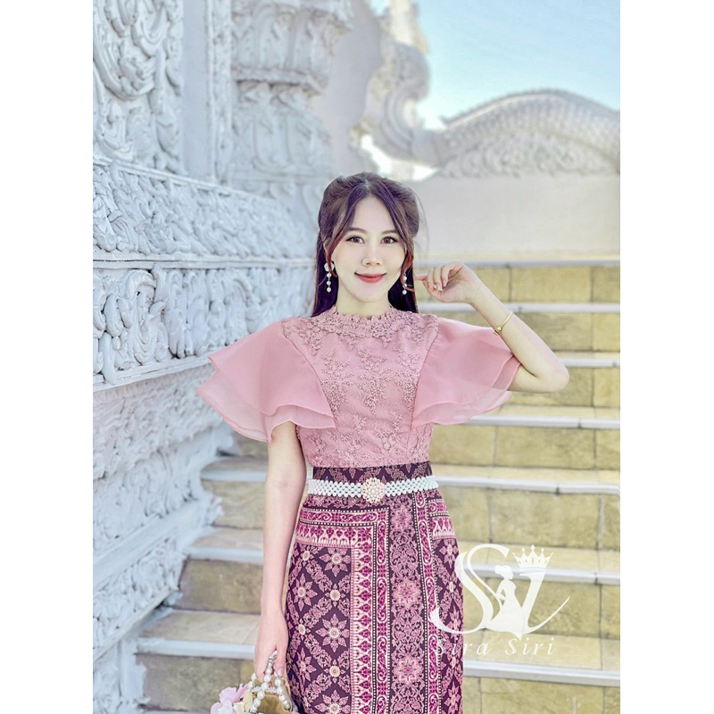 ชุดไทยหรูหรส ชุดแม่เจ้าสาว ชุดทำบุญ ชุดไทยออกงาน  ลูกไม้ใยบวบพรีเมียม ผ้าถุงสำเร็จรูปทอลายบุพเพอัดกาว