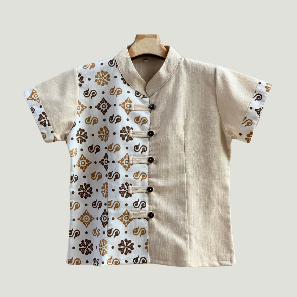 เสื้อผ้าฝ้ายคอจีนผู้หญิงแขนสัั้น สีธรรมชาติ แต่งลายผ้าเมืองพิมพ์ลายโดนเด่นมีเอกลักษณ์ เนื้อนุ่มมือสวมใส่สบายๆได้ทุกโอกาส