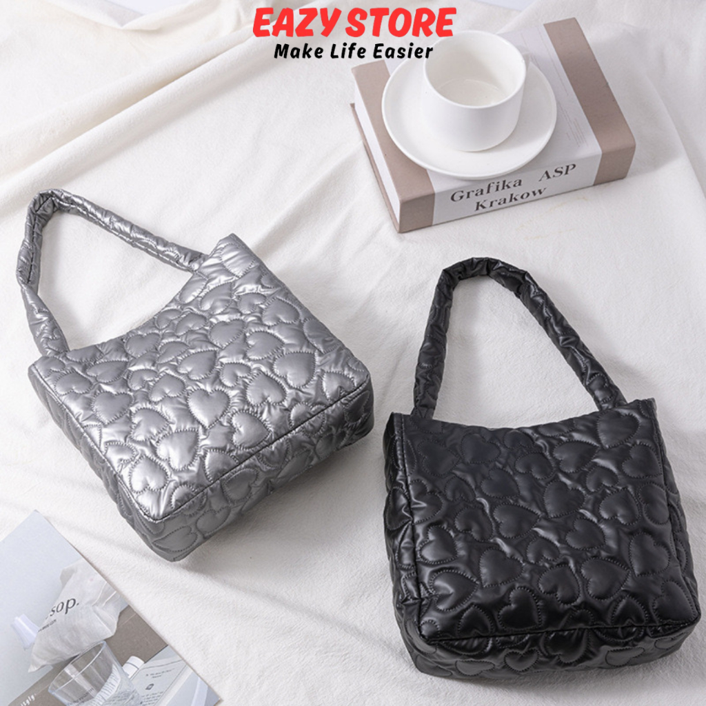 กระเป๋าถือ 🇹🇭EAZY Soft Heart Hand Bag V2 ขึ้นไหล่ได้ นุ่มนิ่ม ลายหัวใจ สีพื้น สไตล์เกาหลี รุ่นปี2025