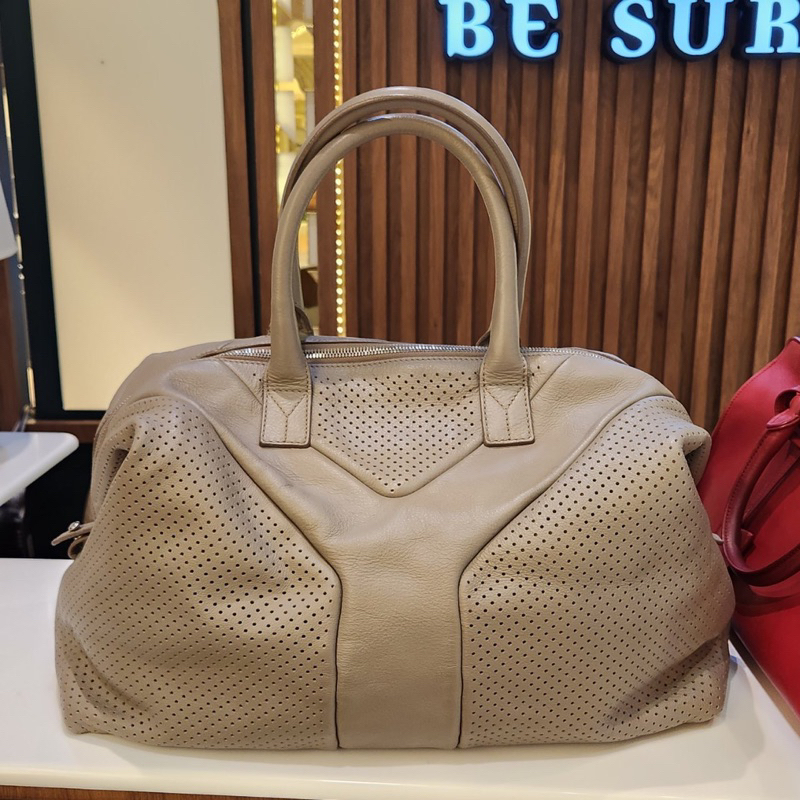 กระเป๋าหนังสะพาย YSL กระเป๋าหนังสะพาย YSL Grey perforated Calf Leather Medium Sac แท้ 100%มือสอง สีเ