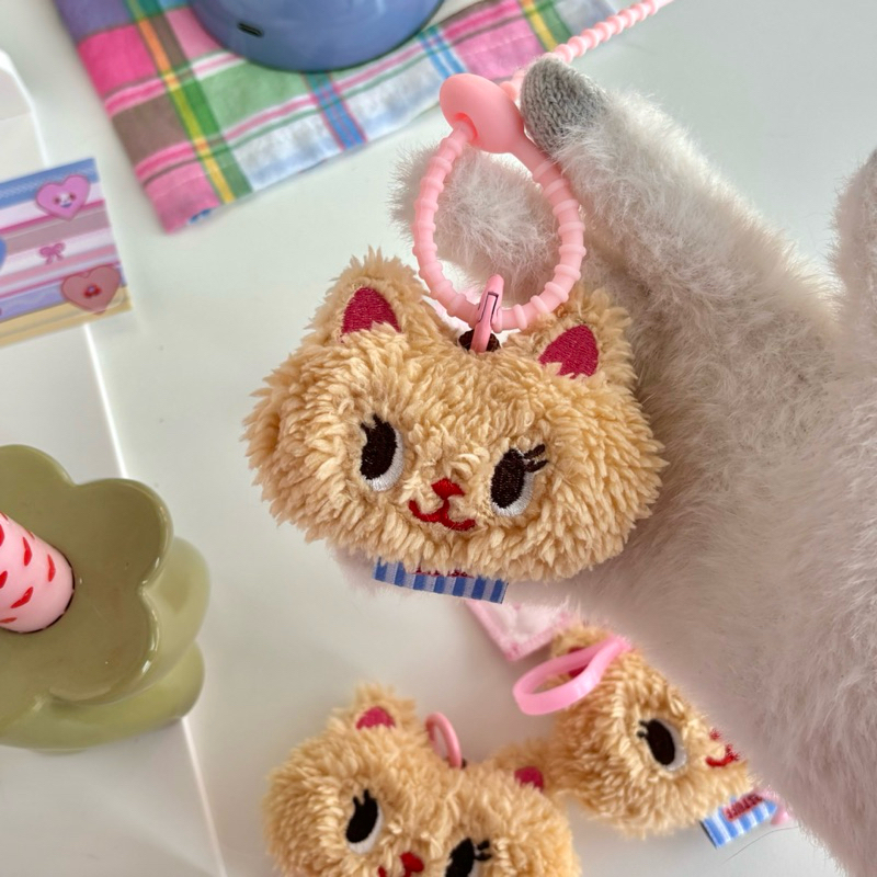 พร้อมส่ง! 🎉 พวงกุญแจห้อยกระเป๋าน้องแมวส้มขนฟู 🩷🫶🏻 แถมกิ๊บดาว soqstuff ตุ๊กตาน้องแมว