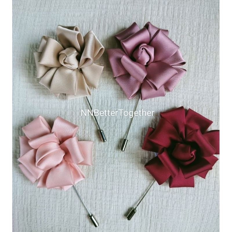 พร้อมส่ง! หลายสี พินติดเสื้อ พินติดสูท พินกลัดเสื้อ ดอกไม้ผ้า