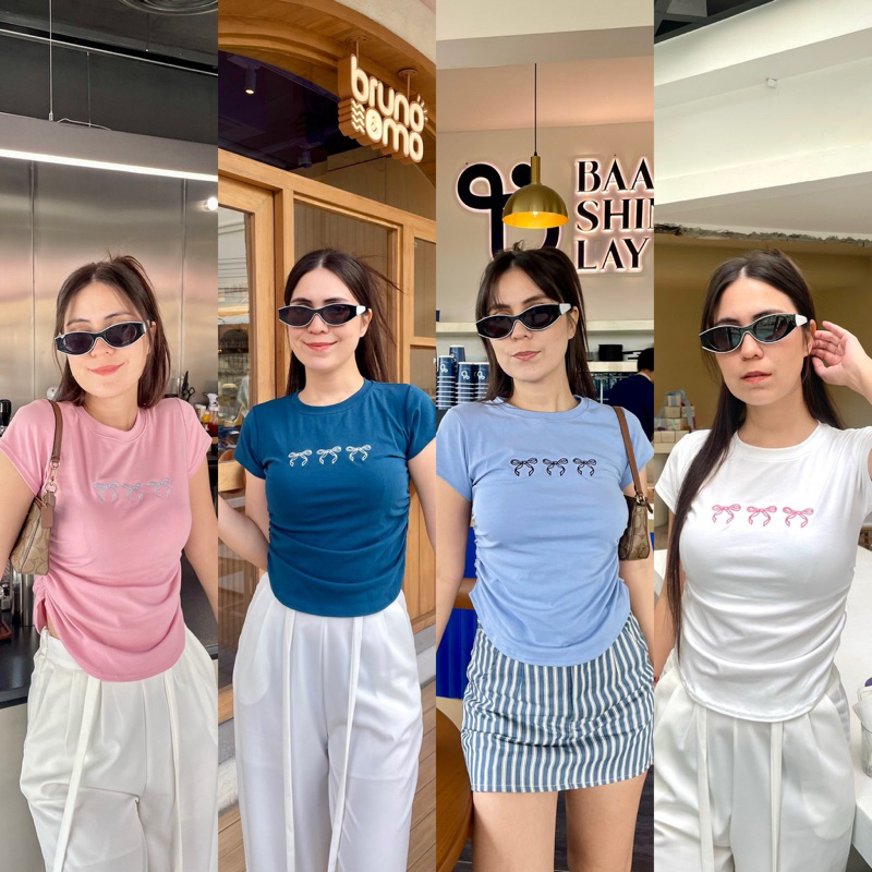 Ribbon Mason เสื้อยืดคอกลม ปักลายโบว์ แต่งจีบย่นด้านข้าง